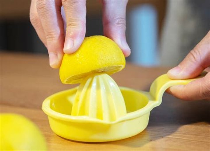 how to use a lemon squeezer