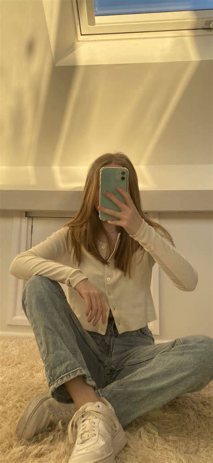 pose for mirror selfie