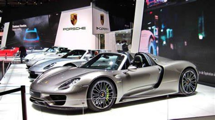 who makes porsche